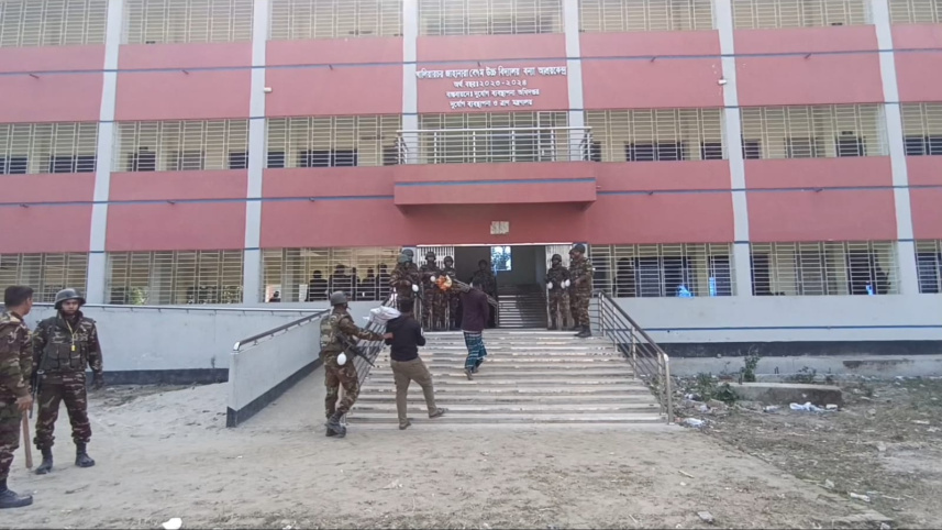 আড়াইহাজারে গণঅভ্যুত্থানে লুট হওয়া পিস্তল ও গুলি উদ্ধার