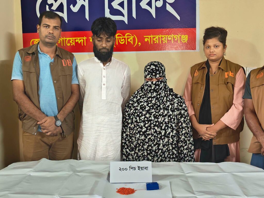 ডিবি’র পৃথক ২টি অভিযানে সিদ্ধিরগঞ্জ ও বন্দর থেকে ২২০০ পিচ ইয়াবাসহ ১৭ মামলার আসামী মাদক সম্রাট ওসমানসহ আটক-০৪