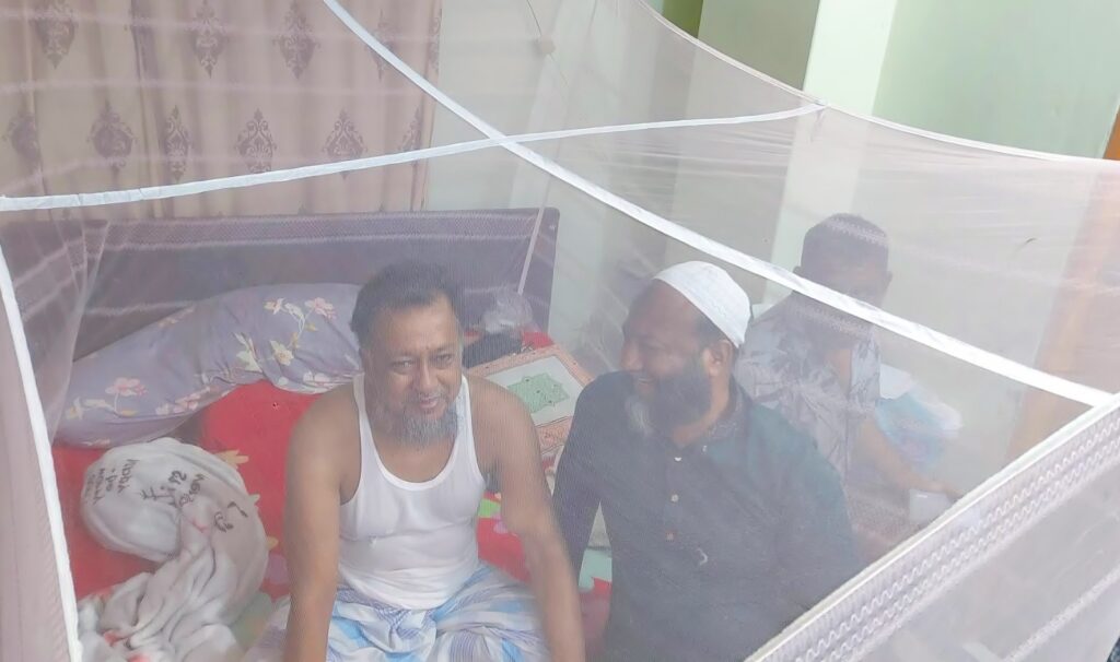 ডেঙ্গু আক্রান্ত বিএনপি নেতা টিপুকে দেখতে গেলেন সমাজসেবক মনির হোসেন সরদার
