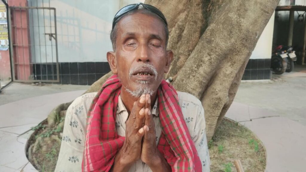 ব্রহ্মরাজপুরের সুনীল চোখের আলো ফেরাতে চান, সামর্থ্য নেই চিকিৎসার