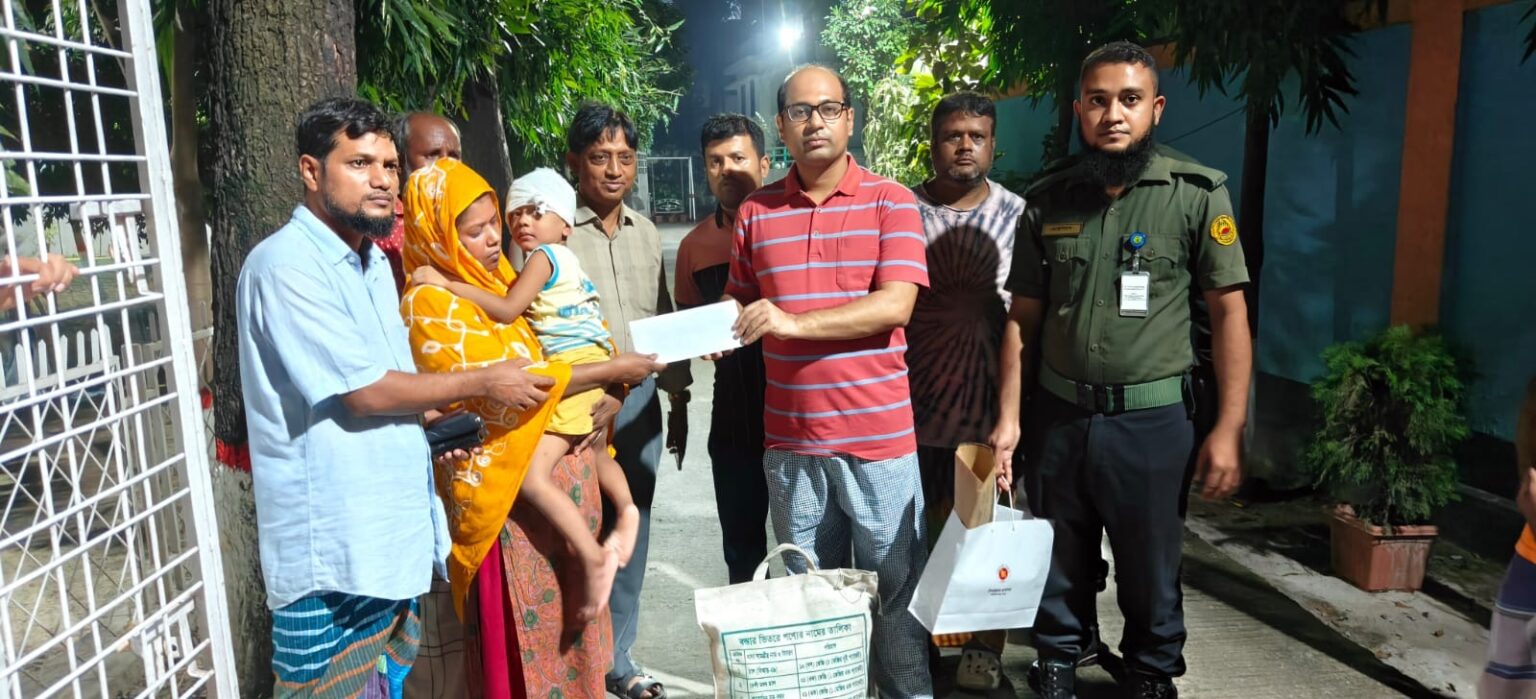 মানবিকতার উজ্জ্বল দৃষ্টান্ত: চার ঘণ্টার প্রচেষ্টায় পরিবারের কোলে ফিরল চার বছরের আবদুল্লাহ
