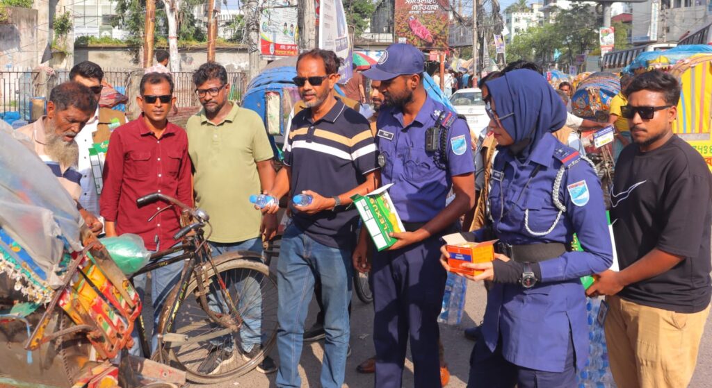 তীব্র তাপদাহে ডিসি-এসপির যৌথ মানবিক উদ্যোগ: পথচারী, ট্রাফিক ও শ্রমজীবীদের মাঝে পানি ও স্যালাইন বিতরণ