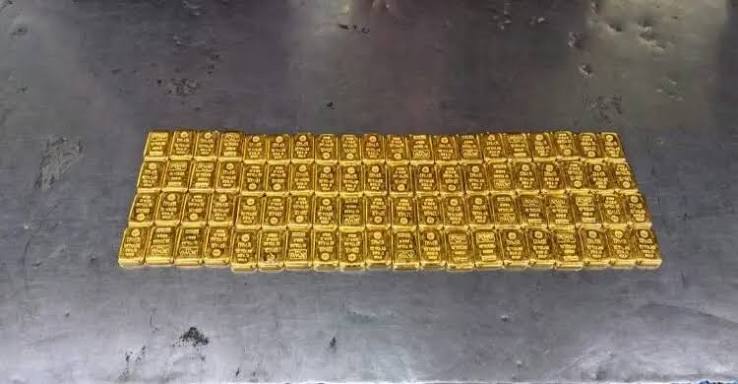 দুই কর্মীর জুতায় পাওয়া গেল ১৬ কোটি টাকার সোনা