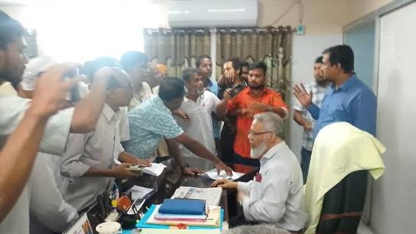 ‘ঘেরাও করে’ রাজশাহী মেডিকেল বিশ্ববিদ্যালয়ের ভিসিকে পদত্যাগে বাধ্য করার অভিযোগ