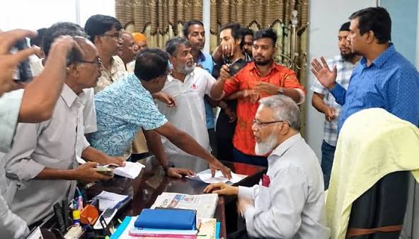 রাজশাহী মেডিকেল বিশ্ববিদ্যালয়ের ভিসিকে ‘মব’ করে পদত্যাগে বাধ্য করার ঘটনায় মামলা, গ্রেপ্তার ১