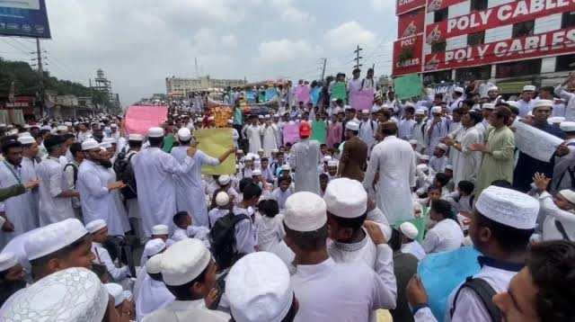 ঢাকা-ময়মনসিংহ মহাসড়ক অবরোধ করে শিক্ষার্থীদের বিক্ষোভ